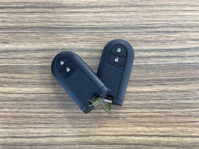 鍵を操作しなくても持っているだけでドアロック操作やエンジン始動などができるスマートキー。