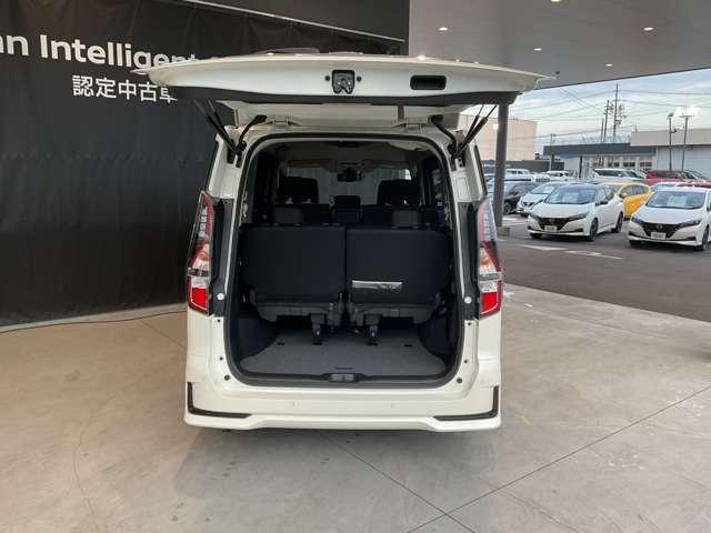 セレナ ２．０　ハイウェイスター　Ｖ　純正ナビ／オートデュアルエアコン／前方ドラ（17枚目）