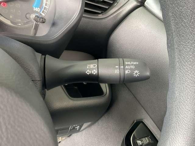 ルークス 後席左側オートステップ・乗降グリップ(助手席)・後席大型乗降グリップ(助手席側)・ハンズフリーオートスライドドア(両側)・インテリジェントルームミラー・SOSコールボタン・14インチアルミホイール(36枚目)