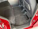 コンパクトな車ですが、後席も充分なスペースを確保しています。足元空間も広くリラックスしてドライブが楽しめます。