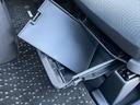助手席シート下には2段式のアンダートレイがあります、小物などをしまっておけるので重宝します。