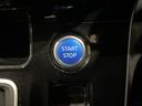 インテリジェントキーのプッシュスタートスイッチです。エンジンの始動はブレーキペダルを踏みながらこのスイッチを押すだけで始動できます。