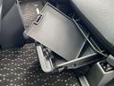 助手席シート下には2段式のアンダートレイがあります、小物などをしまっておけるので重宝します。
