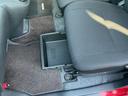 助手席シート下にはアンダートレイがあります、小物などをしまっておけるので重宝します。