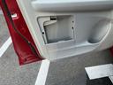 助手席ドアには車検証などが収納できるドアポケットがあります。