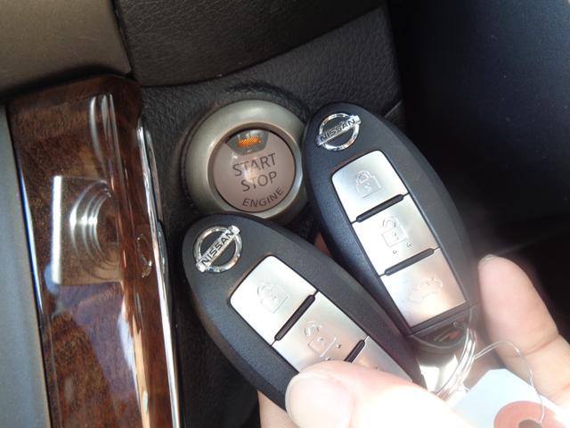 便利なスマートキー。携帯リモコンを身に付けているだけで車の施錠、開錠、エンジン始動もＯＫの優れもの。エンジン始動はスターターを押してスマートに！ＧＯ
