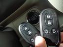 便利なスマートキー。携帯リモコンを身に付けているだけで車の施錠、開錠、エンジン始動もOKの優れもの。エンジン始動はスターターを押してスマートに!GO