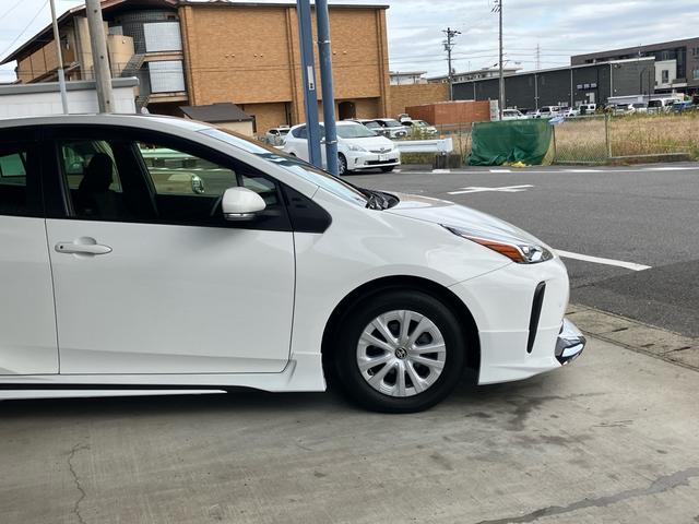 プリウス Ｓ　後期モデル　新品社外フルエアロ　ＬＥＤデイライト付き　カロッツェリアナビ　バックカメラ　ＥＴＣ　ＣＤ　ＤＶＤ　トヨタセーフティセンス　オートハイビーム　ＬＥＤヘッドライト　前後ドライブレコーダー（5枚目）