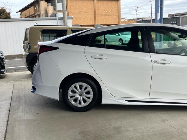 プリウス Ｓ　後期モデル　新品社外フルエアロ　ＬＥＤデイライト付き　カロッツェリアナビ　バックカメラ　ＥＴＣ　ＣＤ　ＤＶＤ　トヨタセーフティセンス　オートハイビーム　ＬＥＤヘッドライト　前後ドライブレコーダー（6枚目）