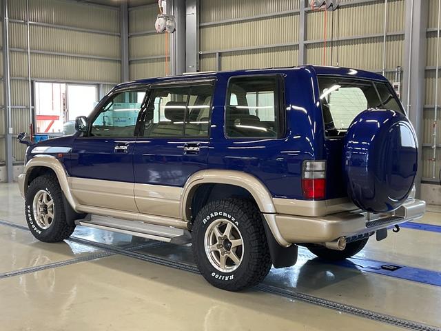 ビッグホーン プレジールＩＩ　４ＷＤ　オートエアコン　新品タイヤ　同色全塗装　自社保証あり　キーレスエントリー　ＡＷ１６インチ　　同色全塗装　新品タイヤ　社外アルミホイール　背面タイヤ（11枚目）