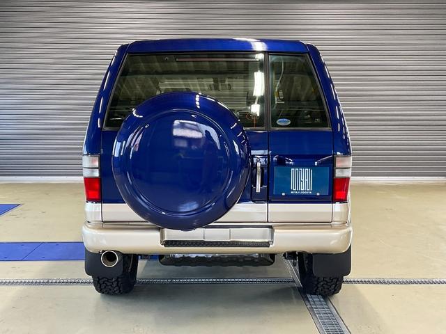 ビッグホーン プレジールＩＩ　４ＷＤ　オートエアコン　新品タイヤ　同色全塗装　自社保証あり　キーレスエントリー　ＡＷ１６インチ　　同色全塗装　新品タイヤ　社外アルミホイール　背面タイヤ（12枚目）