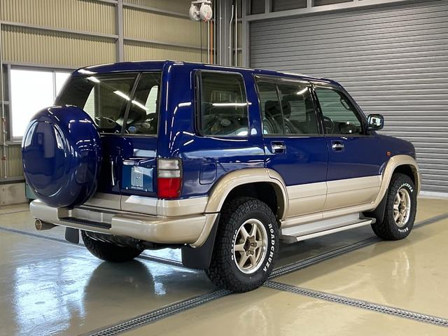 ビッグホーン プレジールＩＩ　４ＷＤ　オートエアコン　新品タイヤ　同色全塗装　自社保証あり　キーレスエントリー　ＡＷ１６インチ　　同色全塗装　新品タイヤ　社外アルミホイール　背面タイヤ（13枚目）