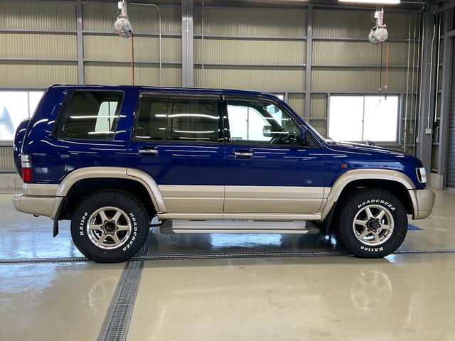 ビッグホーン プレジールＩＩ　４ＷＤ　オートエアコン　新品タイヤ　同色全塗装　自社保証あり　キーレスエントリー　ＡＷ１６インチ　　同色全塗装　新品タイヤ　社外アルミホイール　背面タイヤ（14枚目）