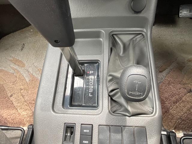 ビッグホーン プレジールＩＩ　４ＷＤ　オートエアコン　新品タイヤ　同色全塗装　自社保証あり　キーレスエントリー　ＡＷ１６インチ　　同色全塗装　新品タイヤ　社外アルミホイール　背面タイヤ（26枚目）