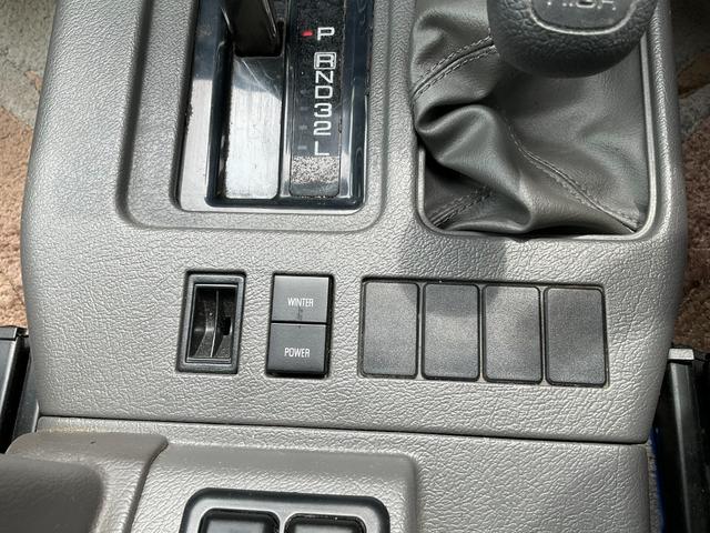 ビッグホーン プレジールＩＩ　４ＷＤ　オートエアコン　新品タイヤ　同色全塗装　自社保証あり　キーレスエントリー　ＡＷ１６インチ　　同色全塗装　新品タイヤ　社外アルミホイール　背面タイヤ（27枚目）