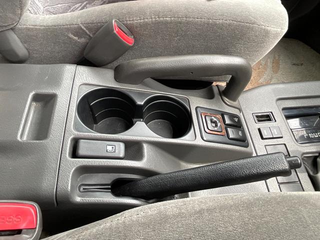 ビッグホーン プレジールＩＩ　４ＷＤ　オートエアコン　新品タイヤ　同色全塗装　自社保証あり　キーレスエントリー　ＡＷ１６インチ　　同色全塗装　新品タイヤ　社外アルミホイール　背面タイヤ（29枚目）