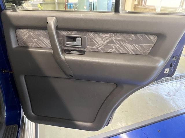 ビッグホーン プレジールＩＩ　４ＷＤ　オートエアコン　新品タイヤ　同色全塗装　自社保証あり　キーレスエントリー　ＡＷ１６インチ　　同色全塗装　新品タイヤ　社外アルミホイール　背面タイヤ（35枚目）