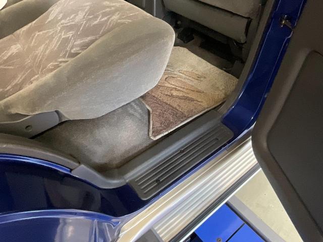 ビッグホーン プレジールＩＩ　４ＷＤ　オートエアコン　新品タイヤ　同色全塗装　自社保証あり　キーレスエントリー　ＡＷ１６インチ　　同色全塗装　新品タイヤ　社外アルミホイール　背面タイヤ（36枚目）