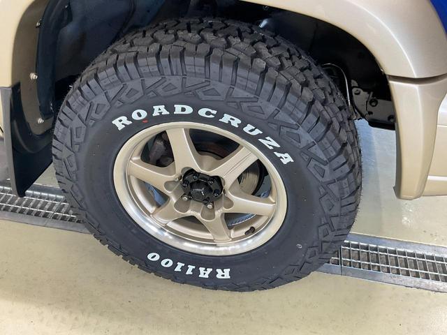 ビッグホーン プレジールＩＩ　４ＷＤ　オートエアコン　新品タイヤ　同色全塗装　自社保証あり　キーレスエントリー　ＡＷ１６インチ　　同色全塗装　新品タイヤ　社外アルミホイール　背面タイヤ（54枚目）
