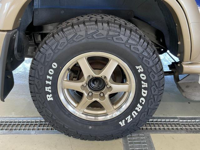 ビッグホーン プレジールＩＩ　４ＷＤ　オートエアコン　新品タイヤ　同色全塗装　自社保証あり　キーレスエントリー　ＡＷ１６インチ　　同色全塗装　新品タイヤ　社外アルミホイール　背面タイヤ（55枚目）