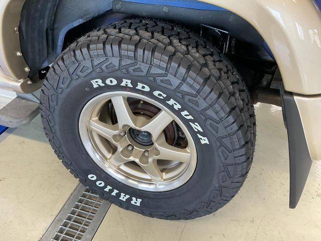 ビッグホーン プレジールＩＩ　４ＷＤ　オートエアコン　新品タイヤ　同色全塗装　自社保証あり　キーレスエントリー　ＡＷ１６インチ　　同色全塗装　新品タイヤ　社外アルミホイール　背面タイヤ（56枚目）