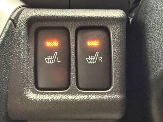 運転席と助手席にシートヒーターを搭載！寒い冬にはうれしい装備ですね。