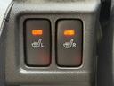 運転席と助手席にシートヒーターを搭載!寒い冬にはうれしい装備ですね。