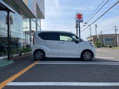 当社は、全車専門業者によるクリーニング＆消臭を事前に施工しております。室内の隅々まで徹底してクリーニングをしていますので、シミや臭いをシャットアウト！気持ち良くお乗りいただけます。ぜひご覧ください！ 3