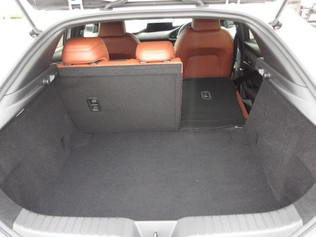 ＭＡＺＤＡ３ファストバック ２０Ｓ　レトロスポーツエディション　衝突被害軽減システム　アダプティブクルーズコントロール　全周囲カメラ　オートマチックハイビーム　電動シート　シートヒーター　オートライト　ＬＥＤヘッドランプ　Ｂｌｕｅｔｏｏｔｈ（16枚目）