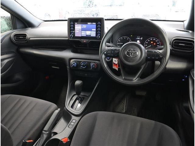 ヤリス Ｘ　クリアランスソナー　スマートキー　ディスプレイオーディオ　ナビキット　バックカメラ　ＥＴＣ（3枚目）