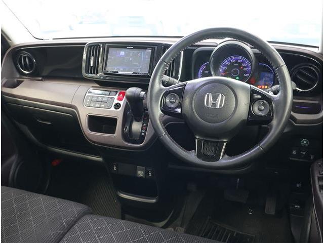 Ｎ－ＯＮＥ プレミアム　ツアラー　ＳＳパッケージ　衝突被害軽減ブレーキ　リヤコーナーセンサー　ディスチャージヘッドライト　レオニス１６インチアルミホイール　シートヒーター　スマートキー　メモリーナビ　フルセグＴＶ　バックカメラ　ＥＴＣ（3枚目）