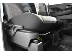 大きめのシートで足元もヒロビロ・快適♪中央にはアームレストが付いてゆったりドライブ♪　運転席にはレバーでシート高さを調節できるハイトアジャスターを装備☆、体格に合わせた最適なポジションを設定できます。 4