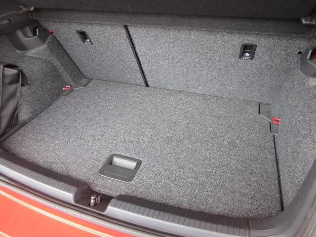 ポロ ＴＳＩコンフォートライン　Ｗエアバック　ＡＢＳ　インテリキー　純正ＳＤナビ　ＣＤ　ワンセグ　Ｂｌｕｅｔｏｏｔｈ　Ｂカメラ　ＵＳＢ　クルーズコントロール　ブレーキＡ　純正アルミ　クリアランスソナー　ＩＣ付ターボ　ｉ－ＳＴＯＰ（21枚目）