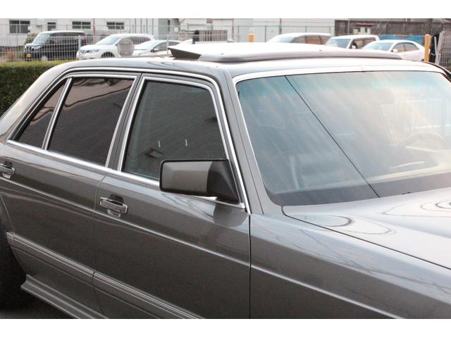 Sクラス 560SEL 修復歴なし 実走行 D車・左H・サンルーフ・黒革シートH・後席パワーシート・社外エアロ&マフラー&キーレス・クリアコーナーレンズ・リアガーニッシュ・AMG17AW・ETC(7枚目)