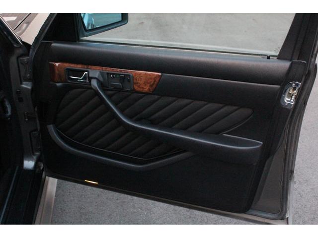 Sクラス 560SEL 修復歴なし 実走行 D車・左H・サンルーフ・黒革シートH・後席パワーシート・社外エアロ&マフラー&キーレス・クリアコーナーレンズ・リアガーニッシュ・AMG17AW・ETC(24枚目)
