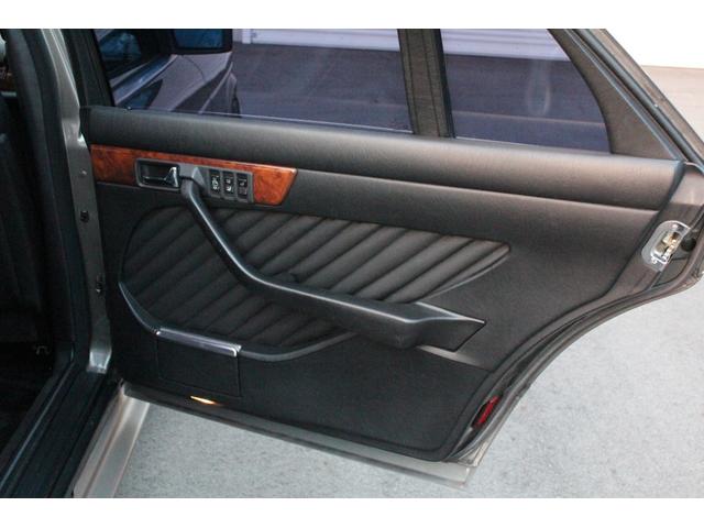 Sクラス 560SEL 修復歴なし 実走行 D車・左H・サンルーフ・黒革シートH・後席パワーシート・社外エアロ&マフラー&キーレス・クリアコーナーレンズ・リアガーニッシュ・AMG17AW・ETC(25枚目)