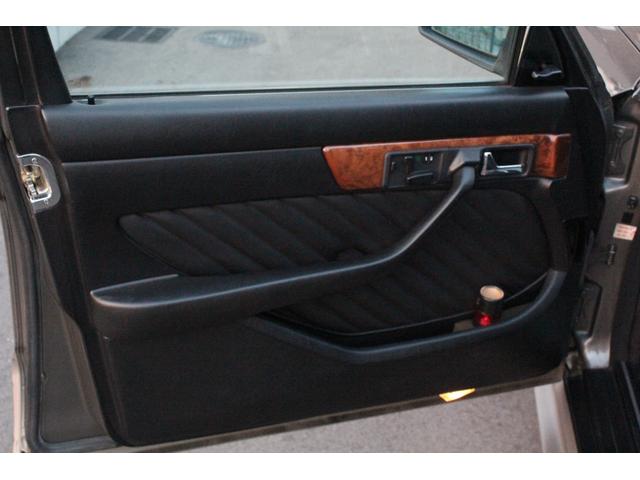 Sクラス 560SEL 修復歴なし 実走行 D車・左H・サンルーフ・黒革シートH・後席パワーシート・社外エアロ&マフラー&キーレス・クリアコーナーレンズ・リアガーニッシュ・AMG17AW・ETC(26枚目)