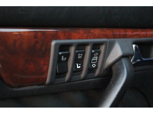 Sクラス 560SEL 修復歴なし 実走行 D車・左H・サンルーフ・黒革シートH・後席パワーシート・社外エアロ&マフラー&キーレス・クリアコーナーレンズ・リアガーニッシュ・AMG17AW・ETC(33枚目)