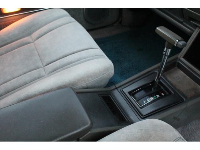 クラウン ２．８ロイヤルサルーン　鬼クラ　後期型　フェンダーミラー・純正カセットデッキ・純正ステアリング＆シフトノブ・オートクルーズ・オートエアコン・パワーウインドゥー・ＣＯＯＬＢＯＸ・デジタル時計・ローダウン・純正１４インチアルミ（22枚目）