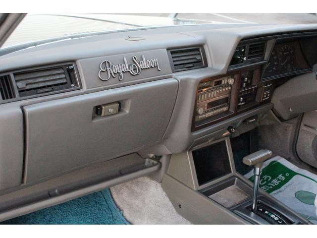 クラウン ２．８ロイヤルサルーン　鬼クラ　後期型　フェンダーミラー・純正カセットデッキ・純正ステアリング＆シフトノブ・オートクルーズ・オートエアコン・パワーウインドゥー・ＣＯＯＬＢＯＸ・デジタル時計・ローダウン・純正１４インチアルミ（23枚目）