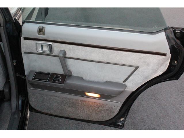 クラウン ２．８ロイヤルサルーン　鬼クラ　後期型　フェンダーミラー・純正カセットデッキ・純正ステアリング＆シフトノブ・オートクルーズ・オートエアコン・パワーウインドゥー・ＣＯＯＬＢＯＸ・デジタル時計・ローダウン・純正１４インチアルミ（30枚目）