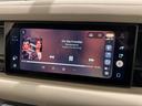 【AppleCarPlay】を使用した場合のオーディオ画面。大画面を活かし、カバーアートがかなり大きく表示されます。 操作感もいつものiPhoneそのままと言った感覚です。