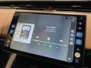 【AppleCarPlay】を使用した場合のオーディオ画面。大画面を活かし、カバーアートがかなり大きく表示されます。 操作感もいつものiPhoneそのままと言った感覚です。