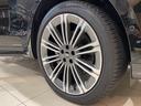 メーカーオプションの23インチ10スプリットスポーク【スタイル1075】を装備しています。 タイヤサイズは285/40R23です。