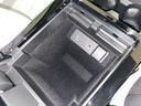 アームレストの内部には小物入れと接続端子。USBコネクタは2基のうち1基はタイプCとなりました。その他に12V電源ソケットが内蔵されています。USBは給電だけでなく、データ転送も可能です。