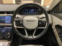 高品位な本革を使用し、しっくりと手に馴染む、スポーティな3本スポークステアリング。 21モデルからデザイン変更されました。