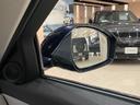 ブラインドスポットアシストとは、斜め後方に車両が接近すると、ドアミラー内部にオレンジ色の警告表示を出し、さらに不用意なハンドル操作を抑制する機能です。ミラーの死角をカバーするための安全機能です。