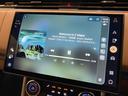 【AppleCarPlay】を使用した場合のオーディオ画面。大画面を活かし、カバーアートがかなり大きく表示されます。 操作感もいつものiPhoneそのままと言った感覚です。