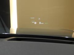 メーカーオプション【ヘッドアップディスプレイ（ＨＵＤ）】　ナビやメーターなどの各種情報がウインドウに投影され、走行中の視線移動を最小限に留め、安全運転に貢献します。 5