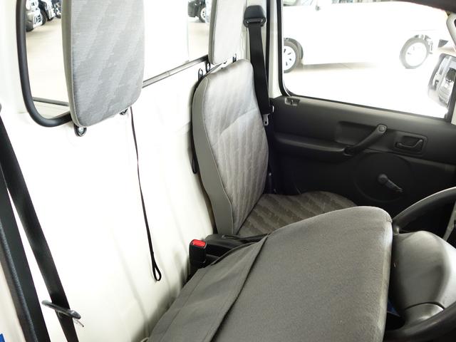 キャリイトラック ＫＵ　エアコン・パワステ　地区限定　ＤＡ６３Ｔ　１０型　パートタイム４ＷＤ　ＡＴ　ラジオ　荷台マット　ゲートアッパープレート　リヤゲートチェーン　フロアゴムマット　ドアバイザー　新車時保証書　取扱説明書　ＯＫ保証ミニ　ワンオーナー（18枚目）
